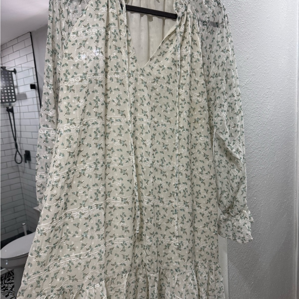 Chic Long Sleeve Floral Dress in Green and White
